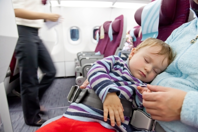 Consejos para viajar en avión con un bebé - Viajablog